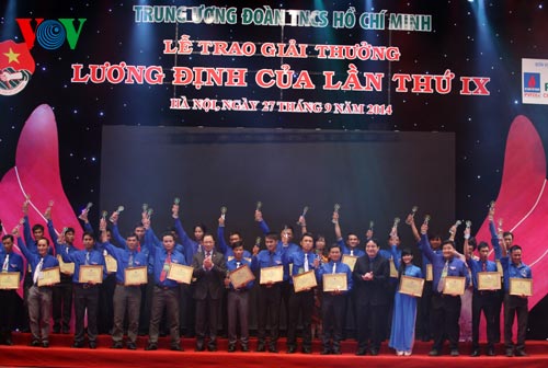 เยาวชนในชนบท ๑๕๐ คนได้รับรางวัลเลือง ดิ๋ง กั๋ว